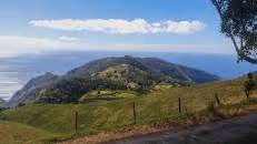 Richtung Westen überblickt man den Blue Hill District. Er ist mit 36,78&nbsp;km&sup2; der flächenmäßig größte Distrikt der Insel, aber mit nur 174 Einwohnern auch der am wenigsten besiedelte.