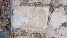 Wenn man komplett im Arsch ist, weist ein Stein am Treppenrand darauf hin, dass man schon die Hälfte geschafft hat.