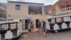 Sammeln zur Inseltour. Nein, wir nehmen nicht den Wirebird Express, der nach dem St.-Helena-Regenpfeifer benannt ist, der einzigen endemischen Vogelart der Insel.