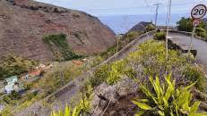 Vielmehr winden wir uns mit Minibus und Jeep die aus Jamestown herausführenden Serpentinen hinauf.