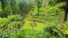 Zunächst aber marschieren wir zu Napoleons erstem Grab, in dem er 19 Jahre lang verbuddelt war, bevor die Franzosen ihn 1840 doch wieder so lieb hatten, dass sie ihn lieber in Paris im Invalidendom haben wollten. Näher, als hier zu sehen, kommt man ans Grab nicht mehr ran.