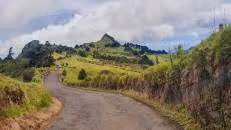 Kurz darauf finden wir uns auf dem Blue Point Drive wieder, wo wir ja gestern schon waren. Der Berg geradeaus ist der High Peak, mit 798&nbsp;m die vierthöchste Erhebung auf St. Helena.