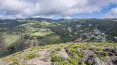 Nach Süden blickt man auf die Francis Plain mit den Gebäuden der ehemaligen Prince Andrew School (links von der Bildmitte). "Ehemalig" im Sinne der Namensgebung, denn es ist immer noch eine Schule, aber aus nachvollziehbaren Gründen wurde kurz nach unserem Besuch der Prinz aus dem Namen gestrichen.
