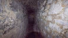 Beim Blick in die dunklen Gänge fühle ich mich kurz an Doom erinnert, das mir in den 1990ern einige schlaflose Nächte bereitet hat.