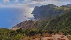 Nach Westen blickt man über die "Man and Horse Cliffs" mit "Wild Ram Hill" und "Joan Hill" als höchste Erhebungen.