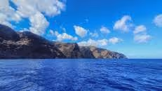 Während der Oberflächenpause genießen wir die Atmo und bewundern bei strahlendem Sonnenschein die beeindruckende Steilküste.