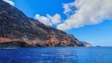 Nach ein bisschen Schipperei erreichen wir die Küste bei Bennett's Point. Hier sind die Klippen von dunklen, durch Erosion entstandende Aushöhlungen durchsetzt.