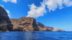 Das rötliche Gestein ist vulkanischer Tuff. Der helle Felsen rechts im Meer heißt aufgrund seiner Form "Egg Island". Die helle Färbung wird durch Seevogelkacke verursacht.