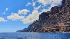 Bei strahlend blauem Himmel leuchten die Klippen in der Sonne.