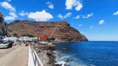 Auf dem Kai herrscht geschäftiges Treiben. Hoffentlich laden sie dabei auch das Bier aus.