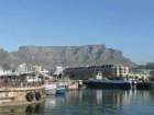 Immer wieder fotogen präsentiert sich der Tafelberg von Kapstadts Waterfront aus.